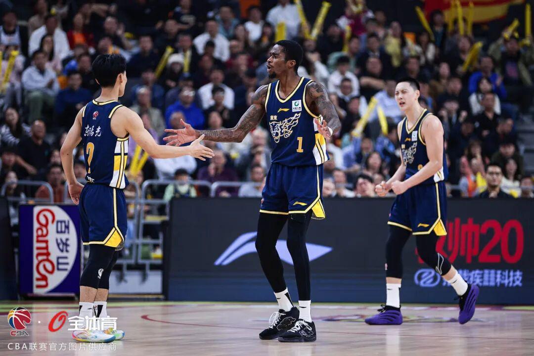 CCTV5在线直播-手感冰凉，广东主场不敌上海