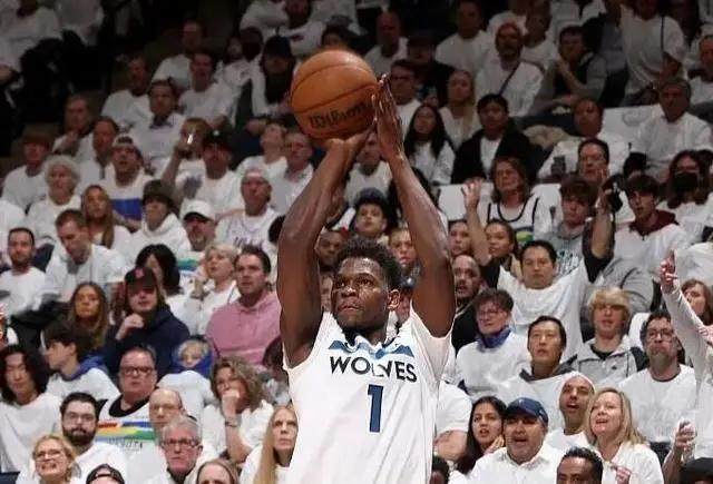 优直播-连续两战空砍77分 爱德华兹沮丧至极拒绝接受采访